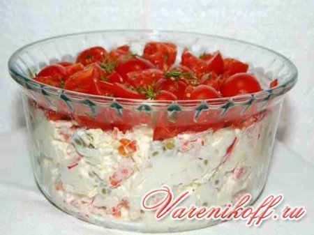 Салат красная шапочка с помидорами и курицей