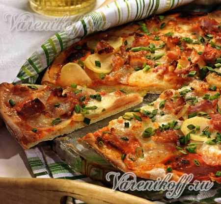Пицца с картофелем и грудинкой